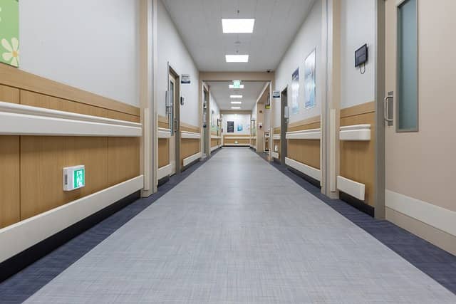 trabaja como operario de limpieza en hospitales