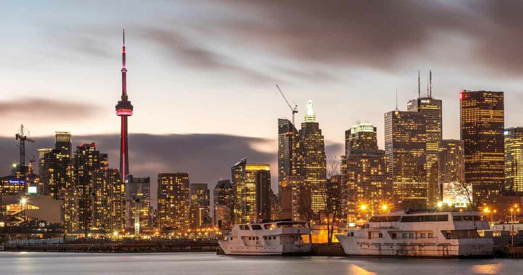 ciudad de toronto en Canadá vista a un puerto con barcos y edificios