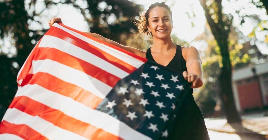 Mujer latina feliz por obtener la visa de estudiante en estados unidos