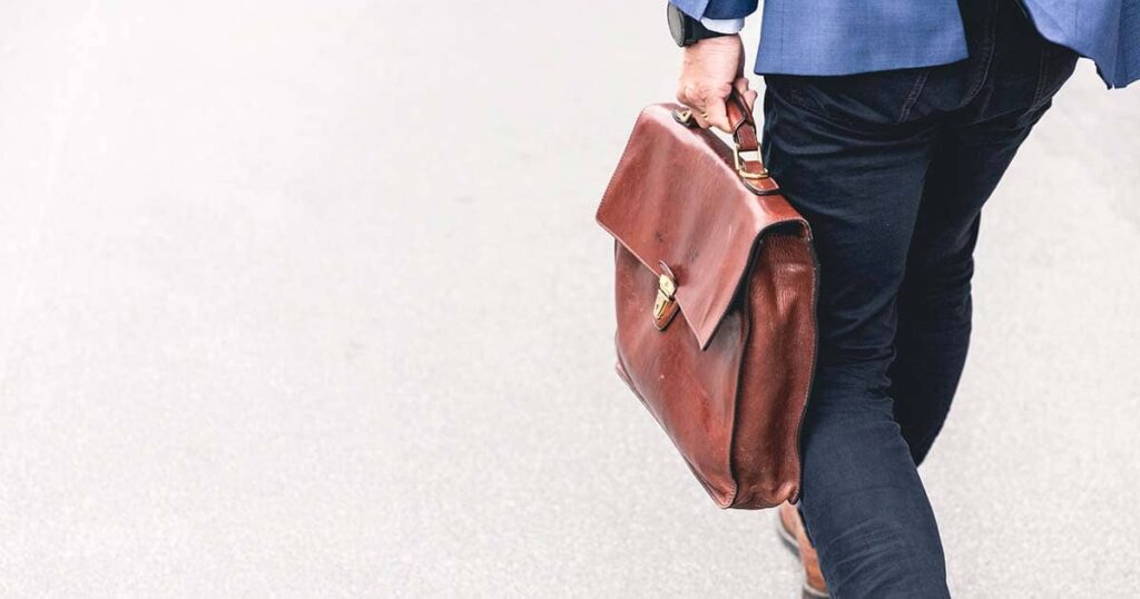 hombre con una maleta café rumbo a trabajar en estados unidos