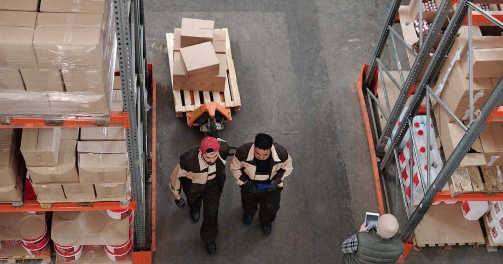 dos hombres en las Fábricas que dan trabajo para realizar en casa