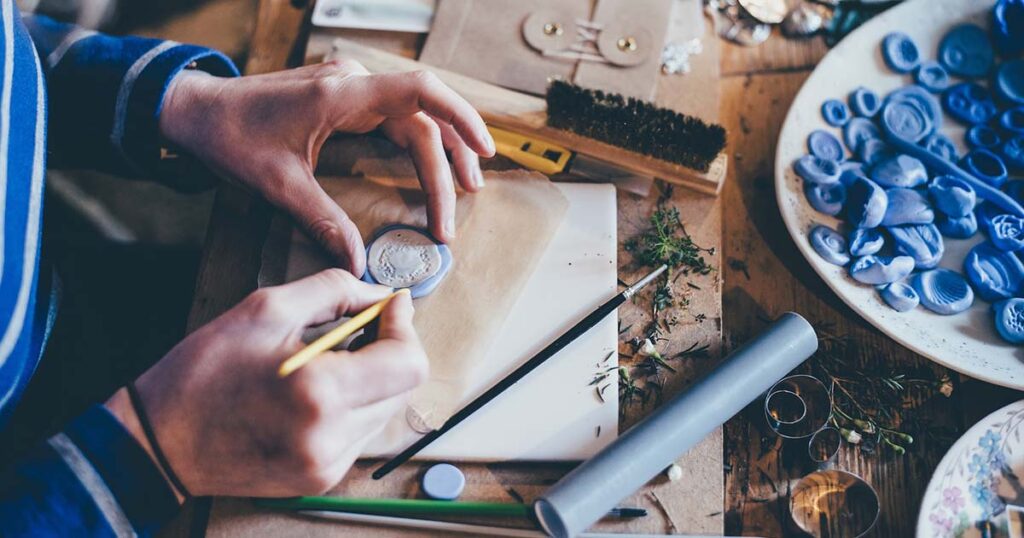 Mujer trabajando haciendo manualidades desde casa