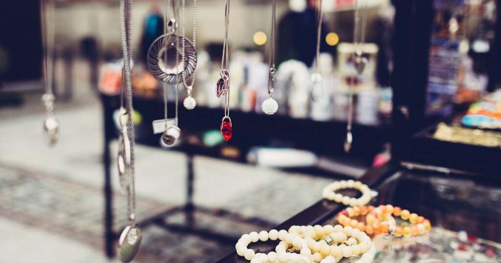 Tienda vendiendo trabajos de manualidades de joyería y bisutería