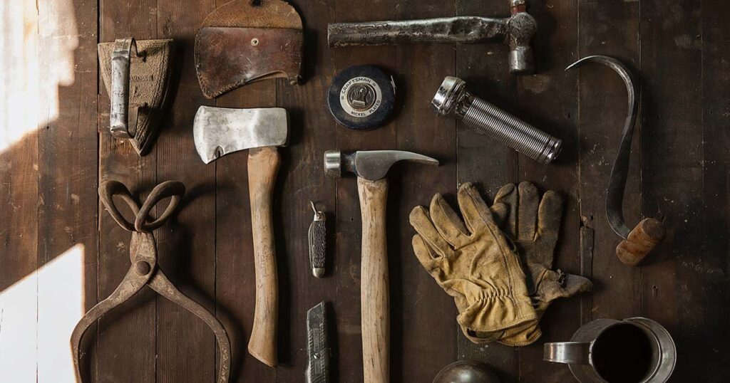 trabajo montando cosas en madera con herramientas de tallado en casa