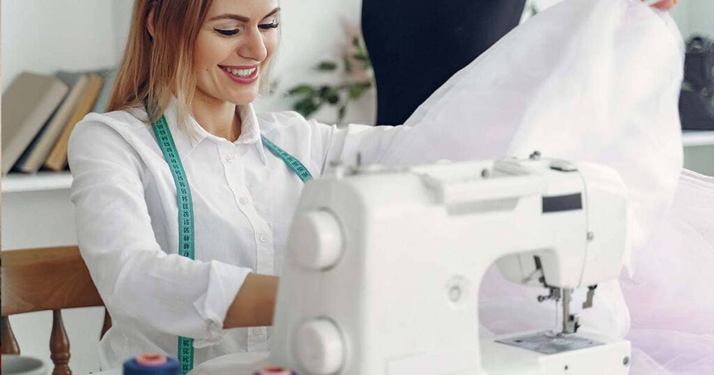 mujer costurera trabajando de lunes a viernes en su taller