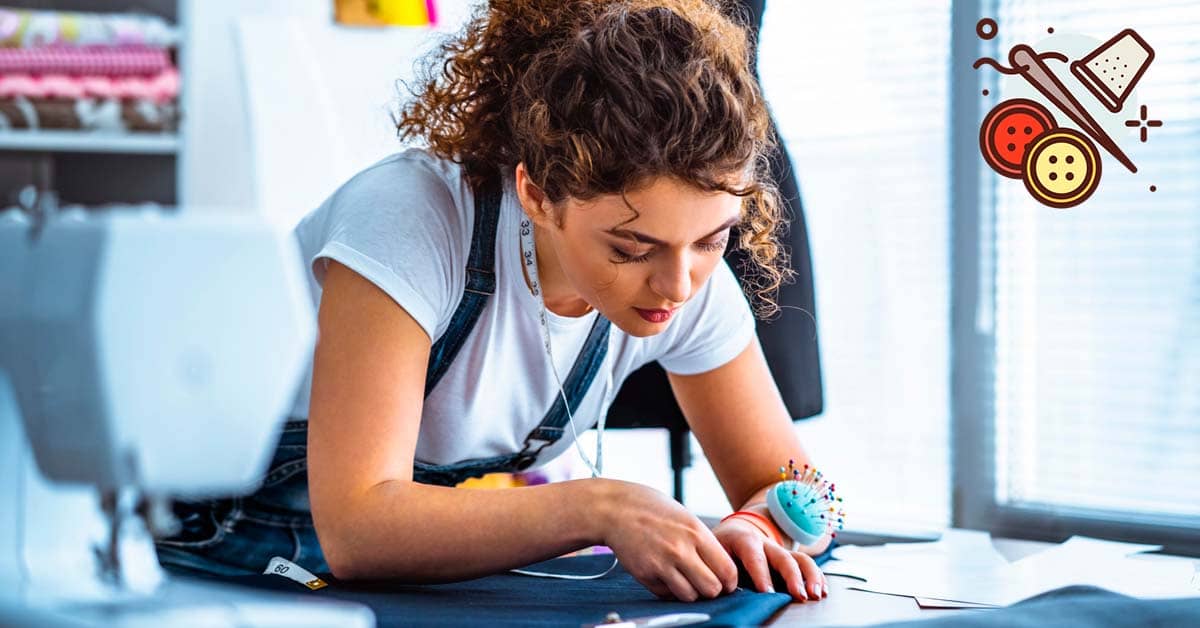 Mujer haciendo un trabajo de costura en casa en su taller cosiendo ropa