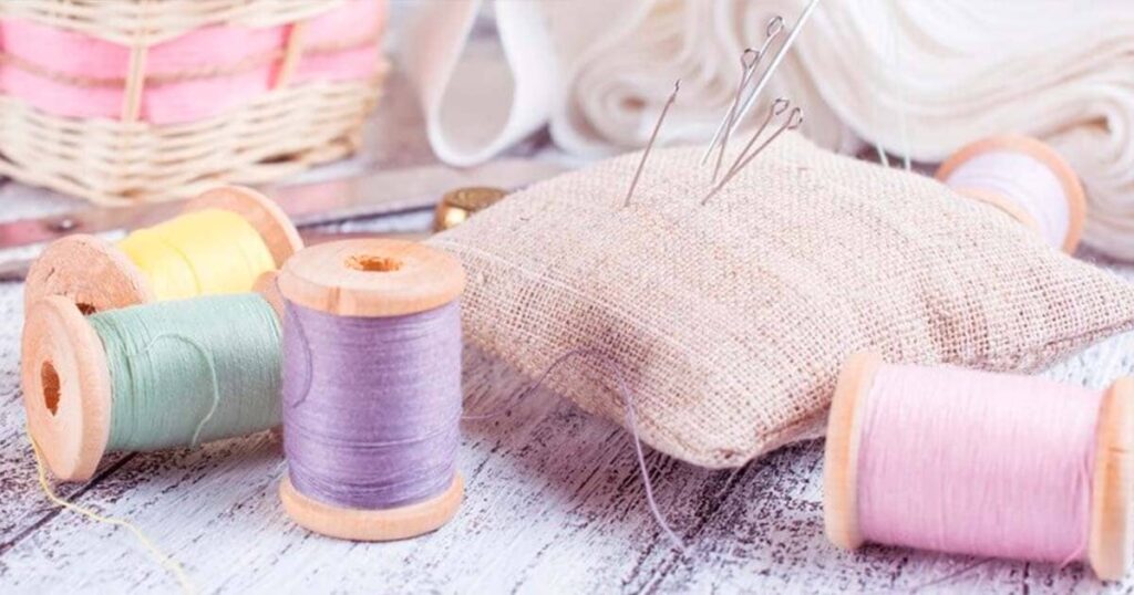 Trabajo de costura recta con hilos y herramientas de coser