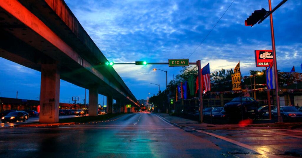 Metro de la ciudad de Hialeah con una carretera de fondo