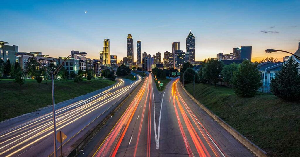 Carreteras enormes en la ciudad de atlanta metrópolis de trabajo para indocumentados