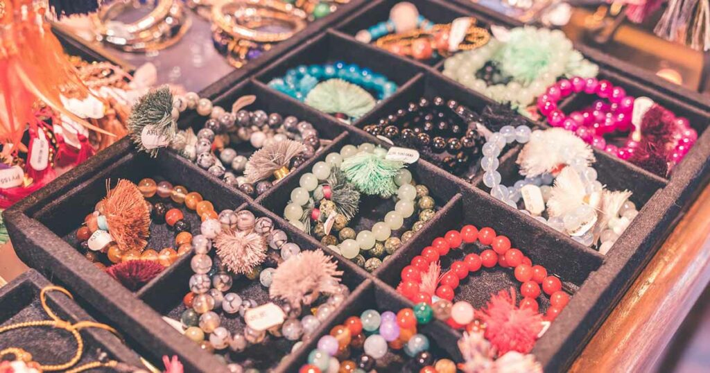 Muestra de manualidades con joyería y bisutería