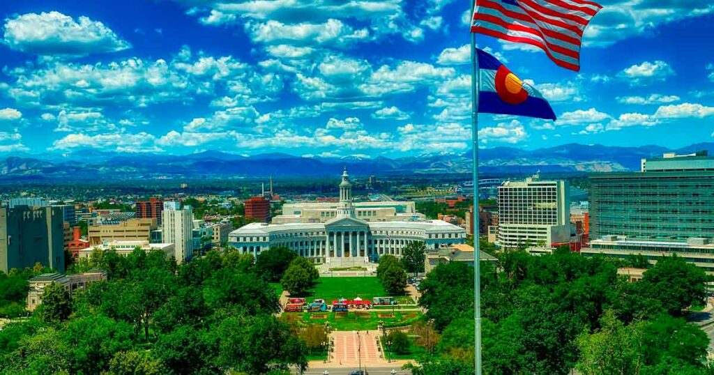 Ciudad verde de denver colorado con un paisaje de día