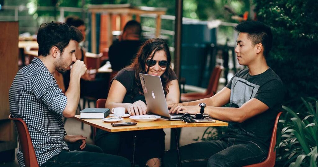 personas buscando trabajo en linea en puerto rico en una mesa con su computador