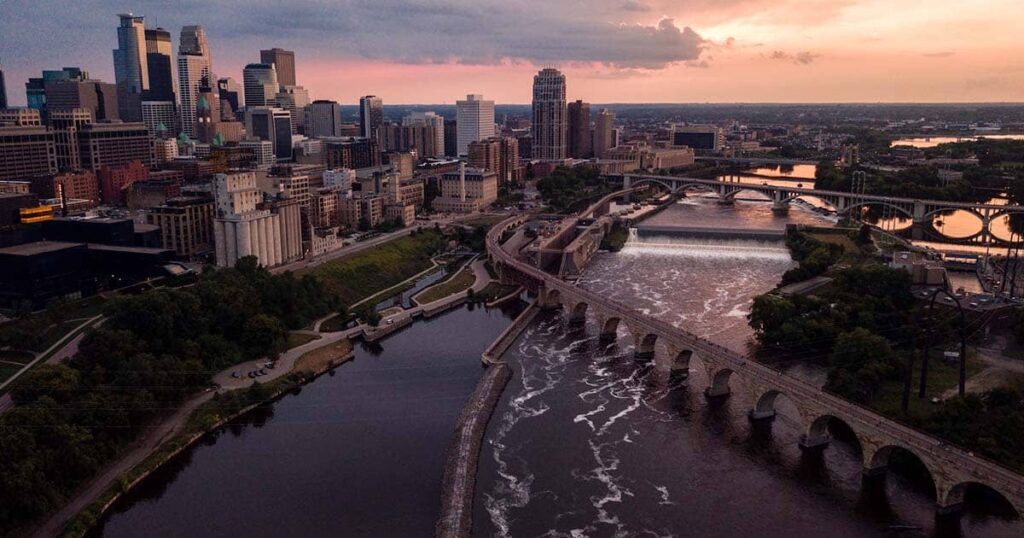 Ciudad de minnesota con sus puentes grandes y sus ríos