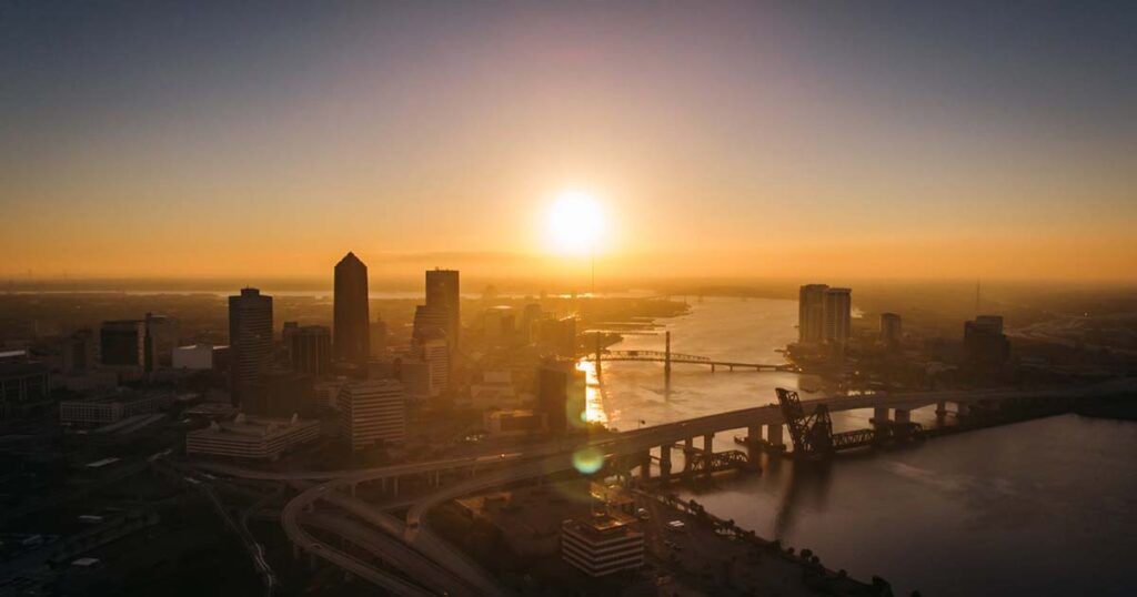 Ciudad de jacksonville con un lindo atardecer