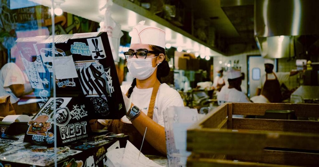 Trabajo sin papeles en miami de una mujer en una cafetería