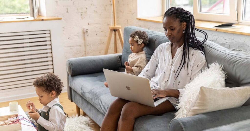 una digitadora desde casa ejerciendo su trabajo cómodamente con sus dos niños en la sala