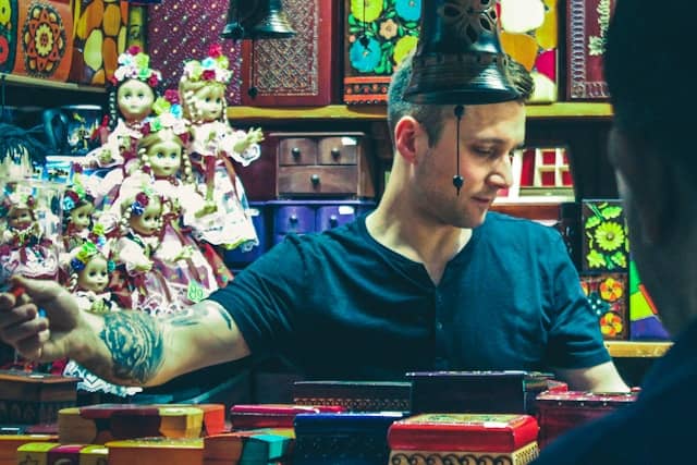 Persona Hondureña gestionando una tienda online desde casa, modelo de negocio exitoso de trabajo remoto